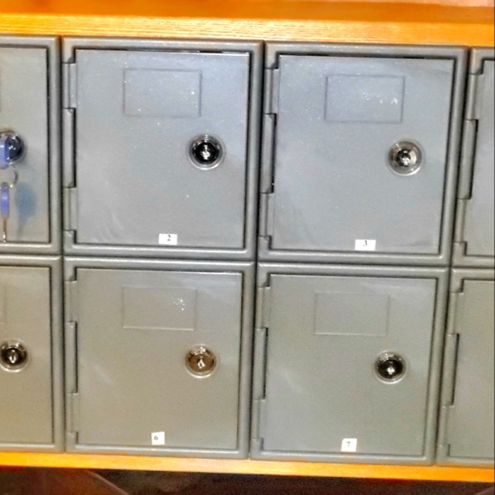 8 Door locker with 2 master keys 8 individual  keys.
